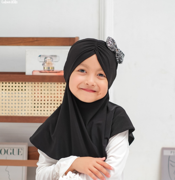 Hijab anak dengan hiasan payet yang berkilau